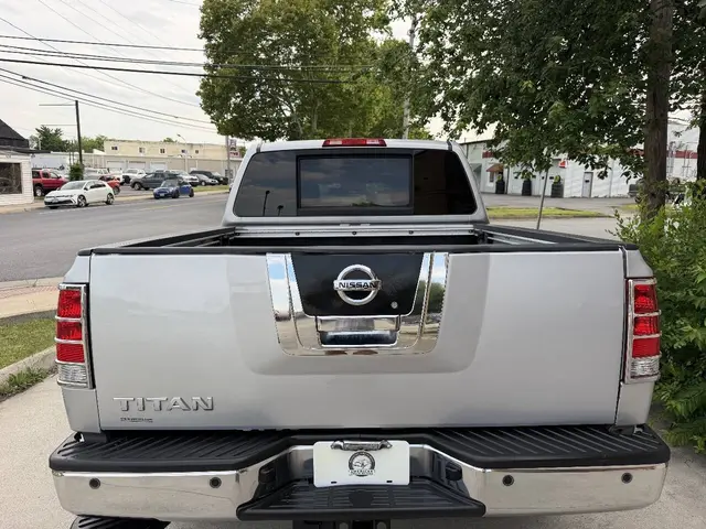 2011 Nissan Titan SL Crew Cab photo 8
