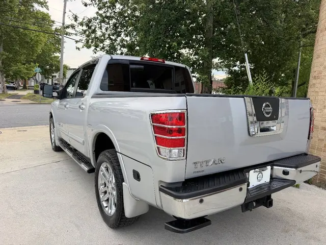 2011 Nissan Titan SL Crew Cab photo 9