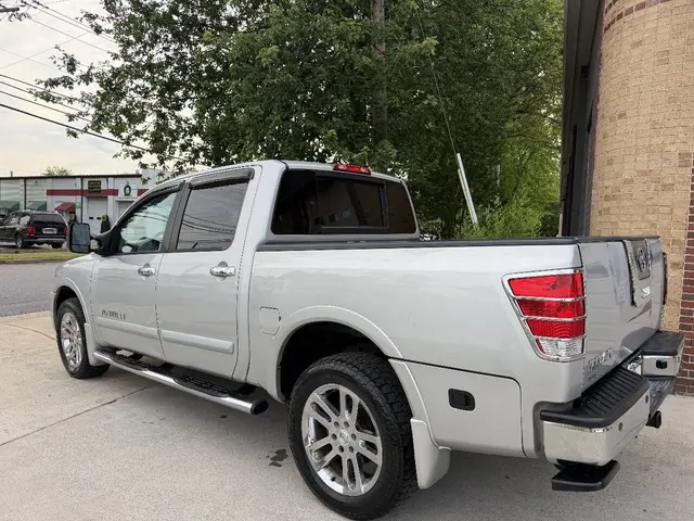 2011 Nissan Titan SL Crew Cab photo 10