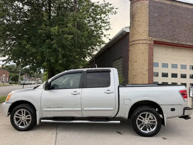 2011 Nissan Titan SL Crew Cab photo 11