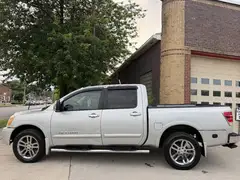 2011 Nissan Titan Crew Cab SL  Pickup 4D 5 1/2 ft photo 11