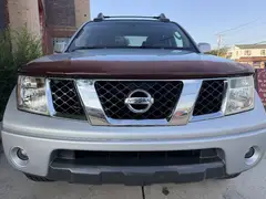 2005 Nissan Frontier Crew Cab LE Pickup 4D 5 ft photo 2