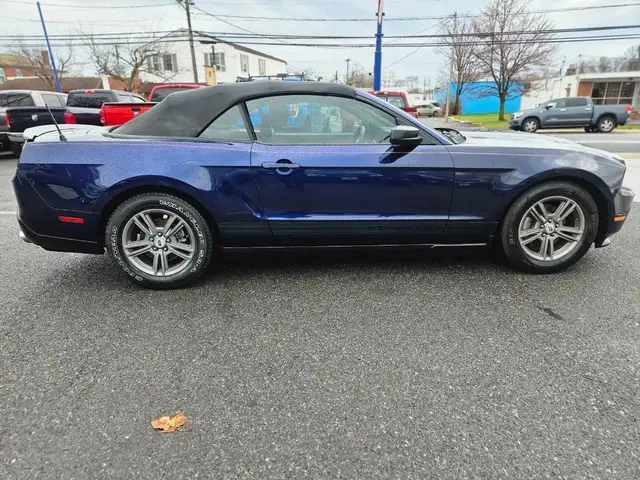2012 Ford Mustang Convertible 2D photo 5