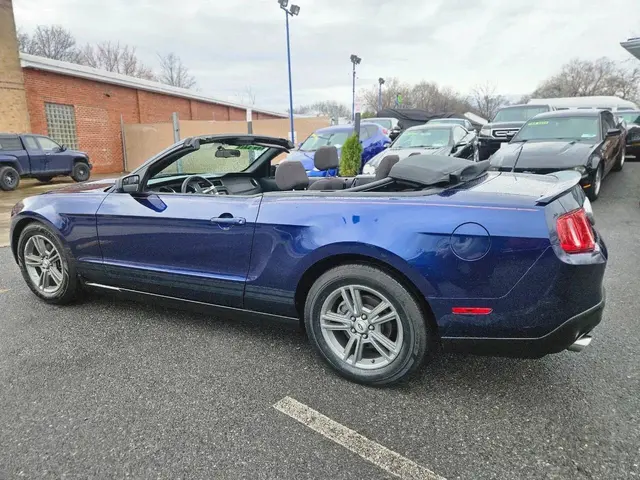 2012 Ford Mustang Convertible 2D photo 9