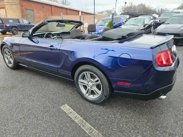 2012 Ford Mustang Convertible 2D photo 10