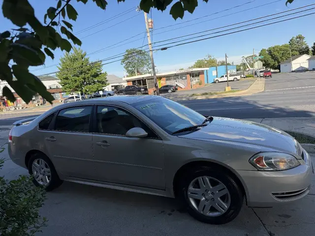 2012 Chevrolet Impala LT Sedan 4D photo 4