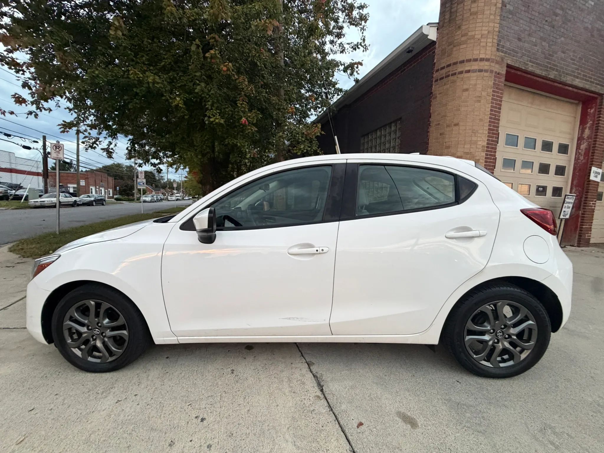 2020 Toyota Yaris Hatchback XLE Sedan 4D