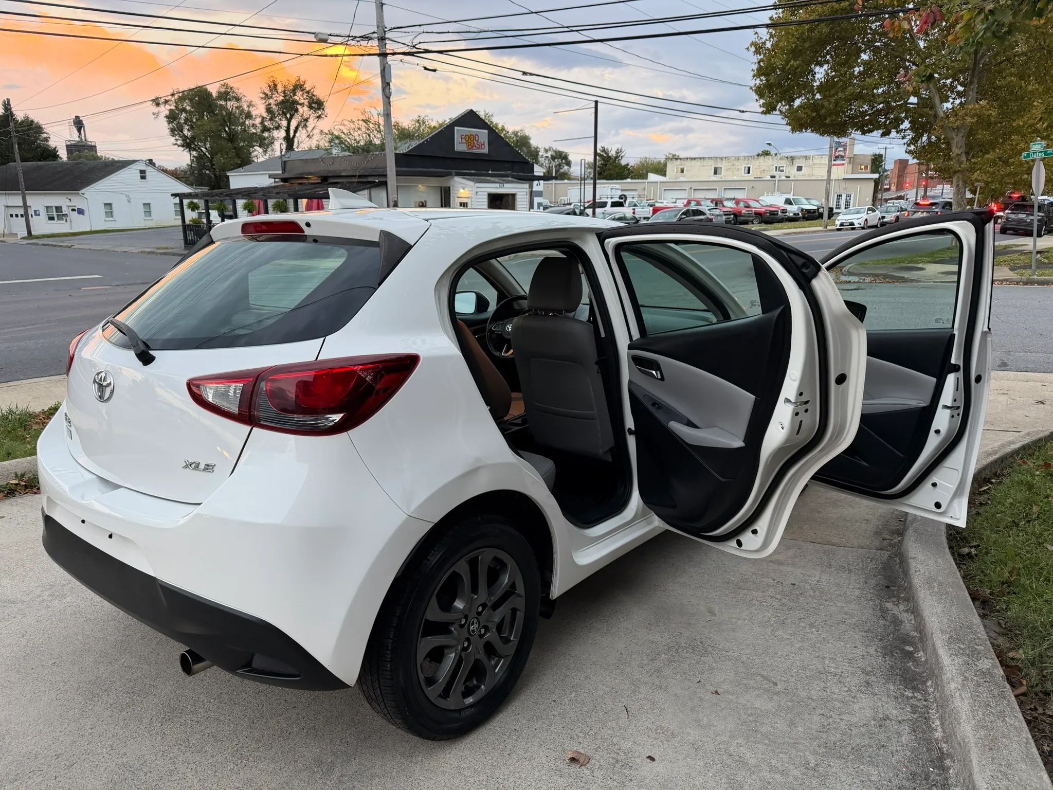 2020 Toyota Yaris Hatchback XLE Sedan 4D