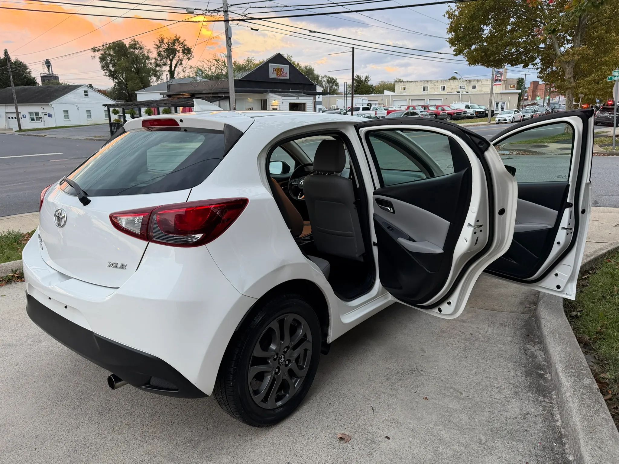 2020 Toyota Yaris Hatchback XLE Sedan 4D