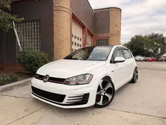 2017 Volkswagen Golf GTI SE Hatchback photo 2