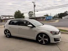 2017 Volkswagen Golf GTI SE Hatchback photo 5