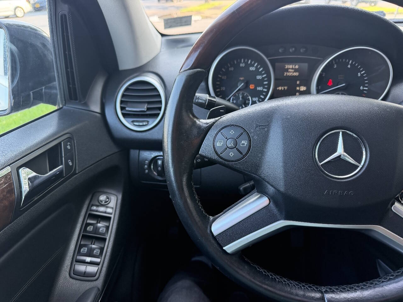 2011 Mercedes-Benz M-Class ML 350 4MATIC photo 23