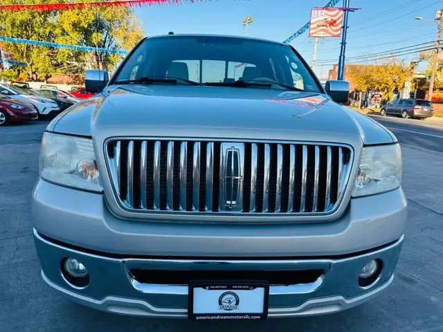 2006 Lincoln Mark LT Pickup 4D 5 1/2 ft photo 3