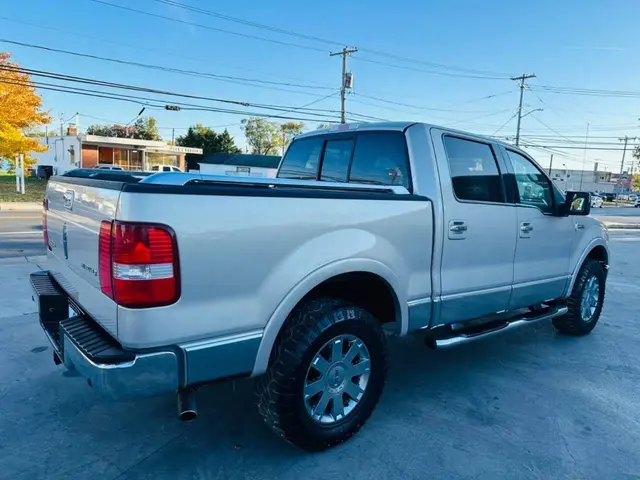 2006 Lincoln Mark LT Pickup 4D 5 1/2 ft photo 6