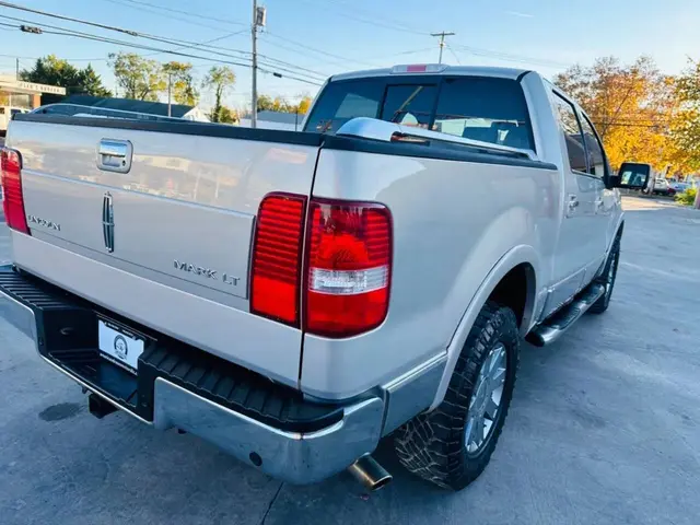 2006 Lincoln Mark LT Pickup 4D 5 1/2 ft photo 7