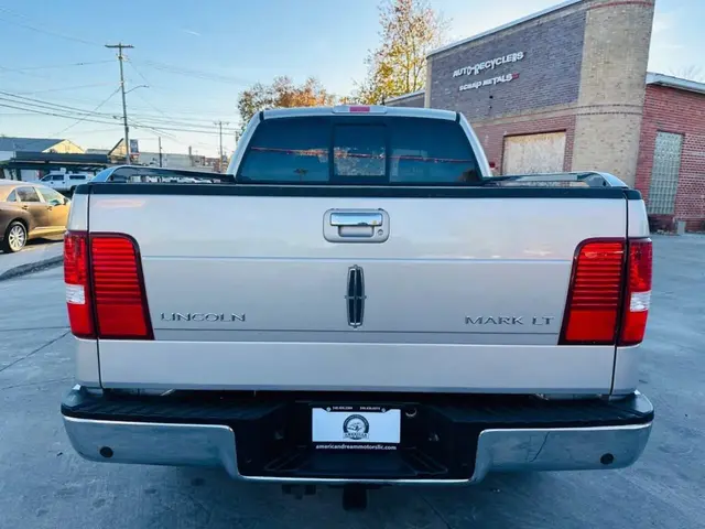 2006 Lincoln Mark LT Pickup 4D 5 1/2 ft photo 8