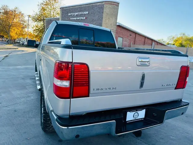 2006 Lincoln Mark LT Pickup 4D 5 1/2 ft photo 9