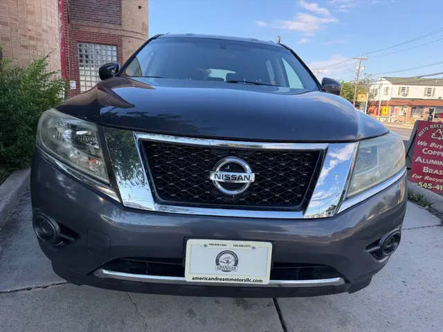 2014 Nissan Pathfinder S SUV photo 2