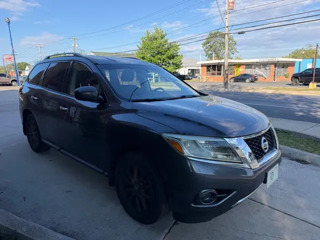 2014 Nissan Pathfinder S SUV photo 3