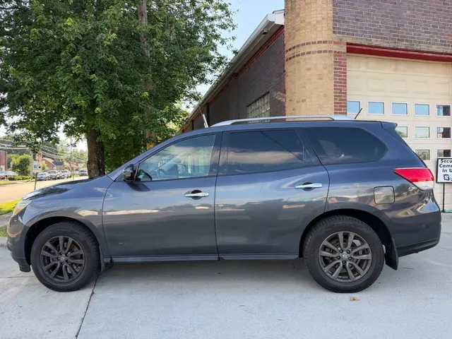 2014 Nissan Pathfinder S SUV photo 8