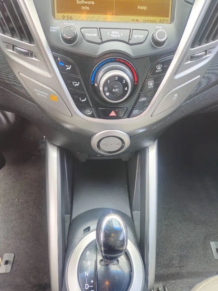 2012 Hyundai Veloster Coupe 3D photo 13