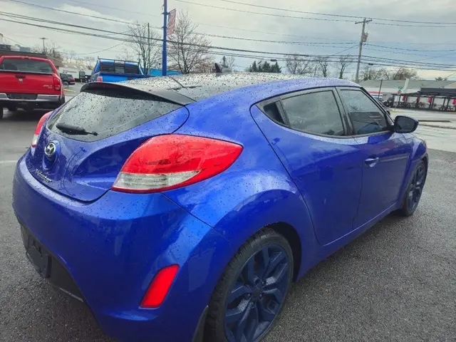 2012 Hyundai Veloster Coupe 3D photo 3