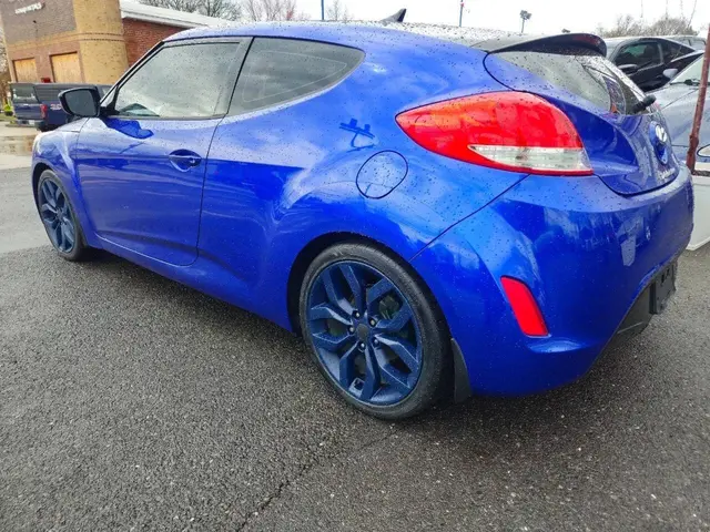 2012 Hyundai Veloster Coupe 3D photo 4