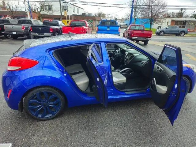 2012 Hyundai Veloster Coupe 3D photo 5