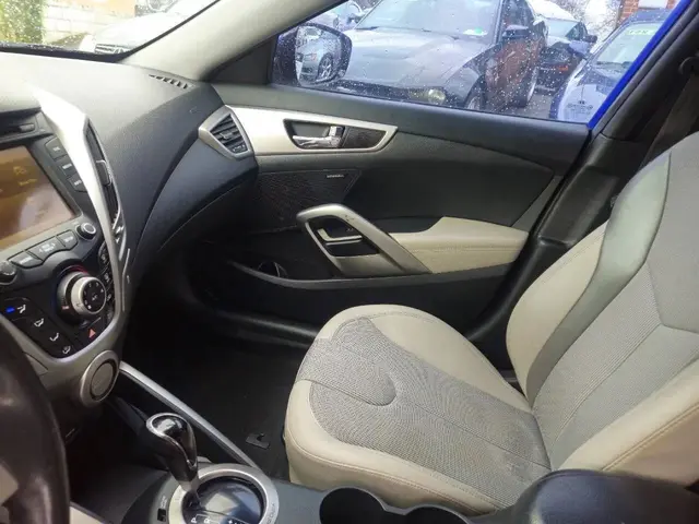 2012 Hyundai Veloster Coupe 3D photo 8
