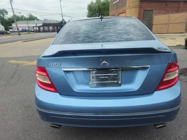 2011 Mercedes-Benz C-Class C 300 Luxury Sedan 4D photo 4