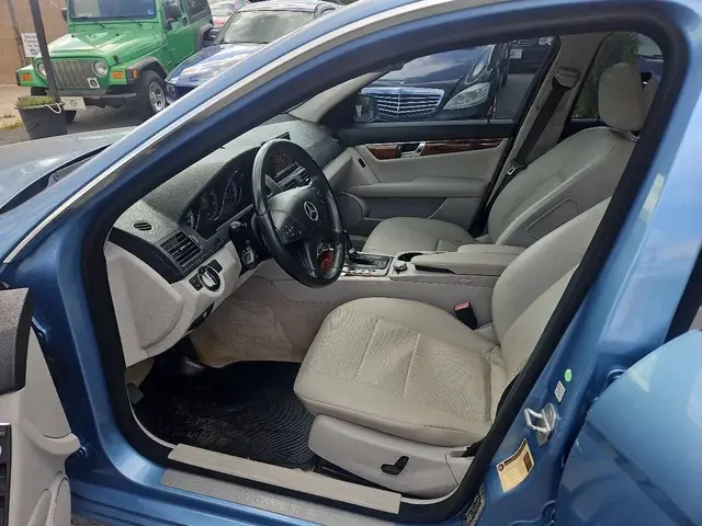2011 Mercedes-Benz C-Class C 300 Luxury Sedan 4D photo 9