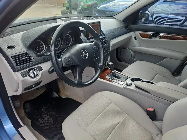 2011 Mercedes-Benz C-Class C 300 Luxury Sedan 4D photo 11