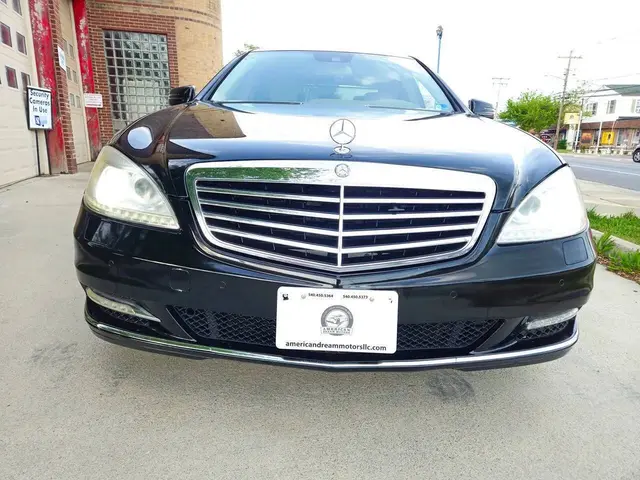 2013 Mercedes-Benz S-Class S 550 Sedan 4D photo 2