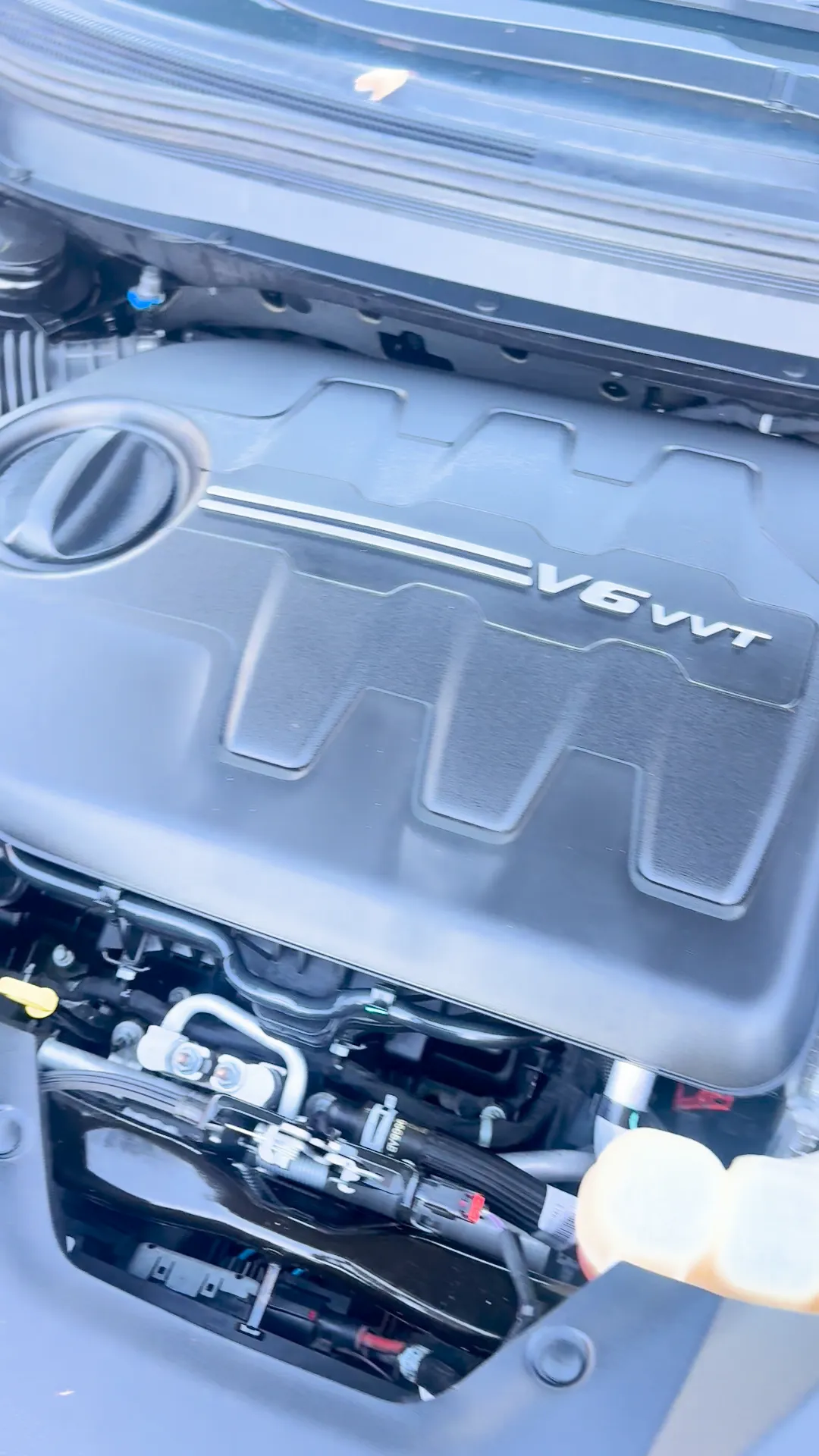 Engine bay of 2019 Jeep Cherokee TrailHawk Sport Utility 4D