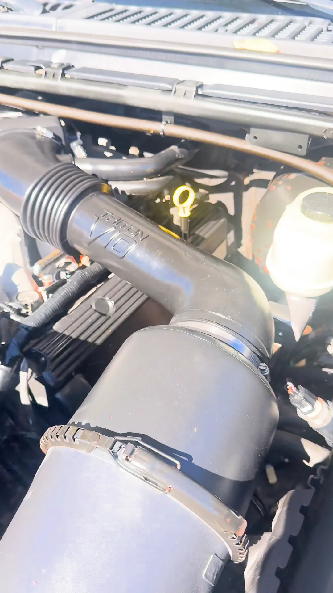 Engine bay of 2004 Ford Excursion Limited Sport Utility 4D