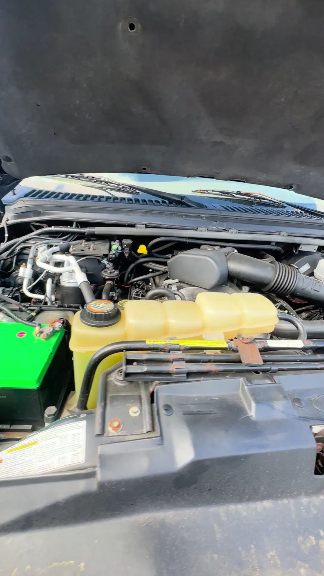Engine bay of 2000 Ford Excursion Sport Utility 4D