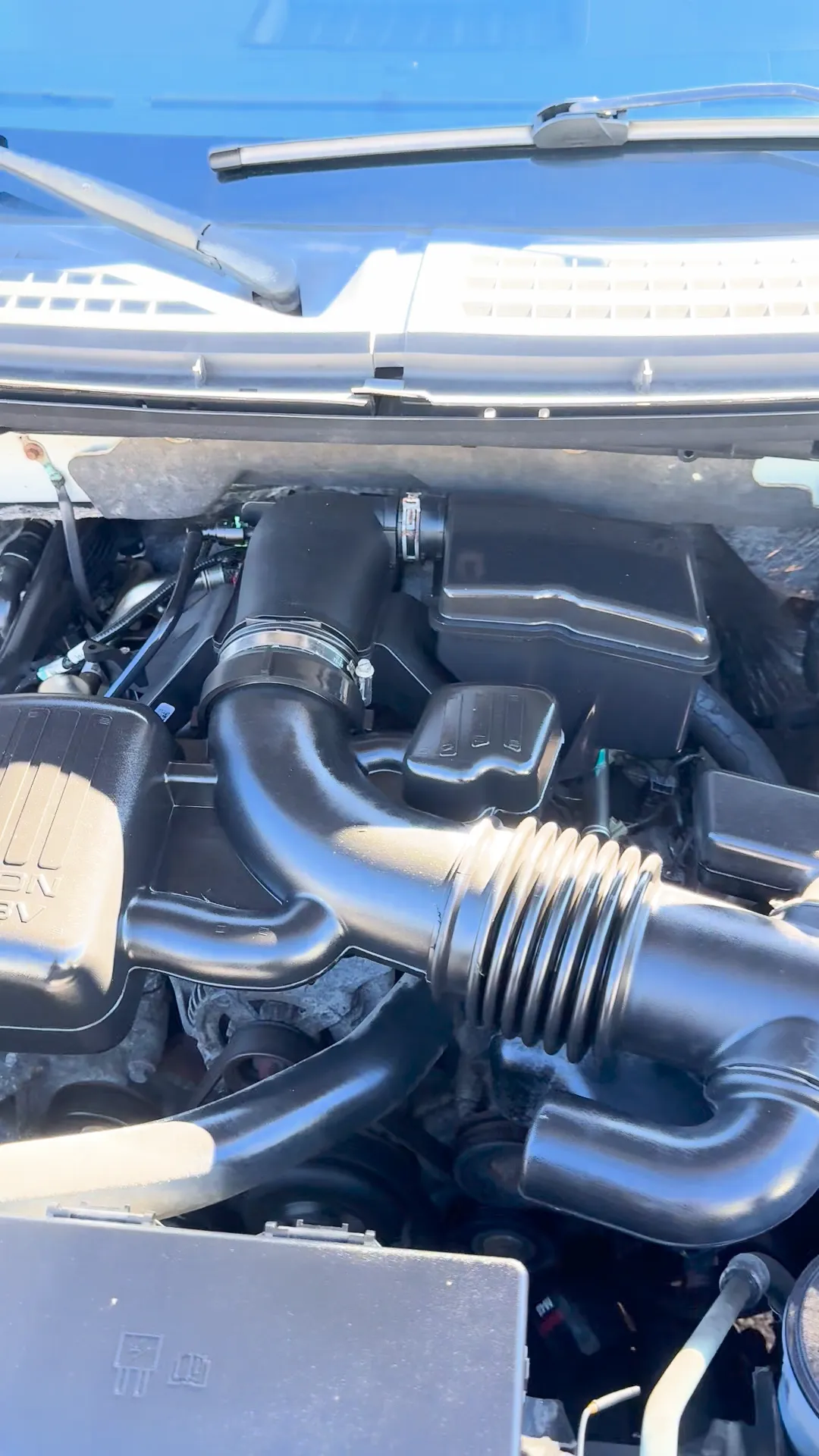 Engine bay of 2010 Ford F150 Super Cab XLT Pickup 4D 6 1/2 ft