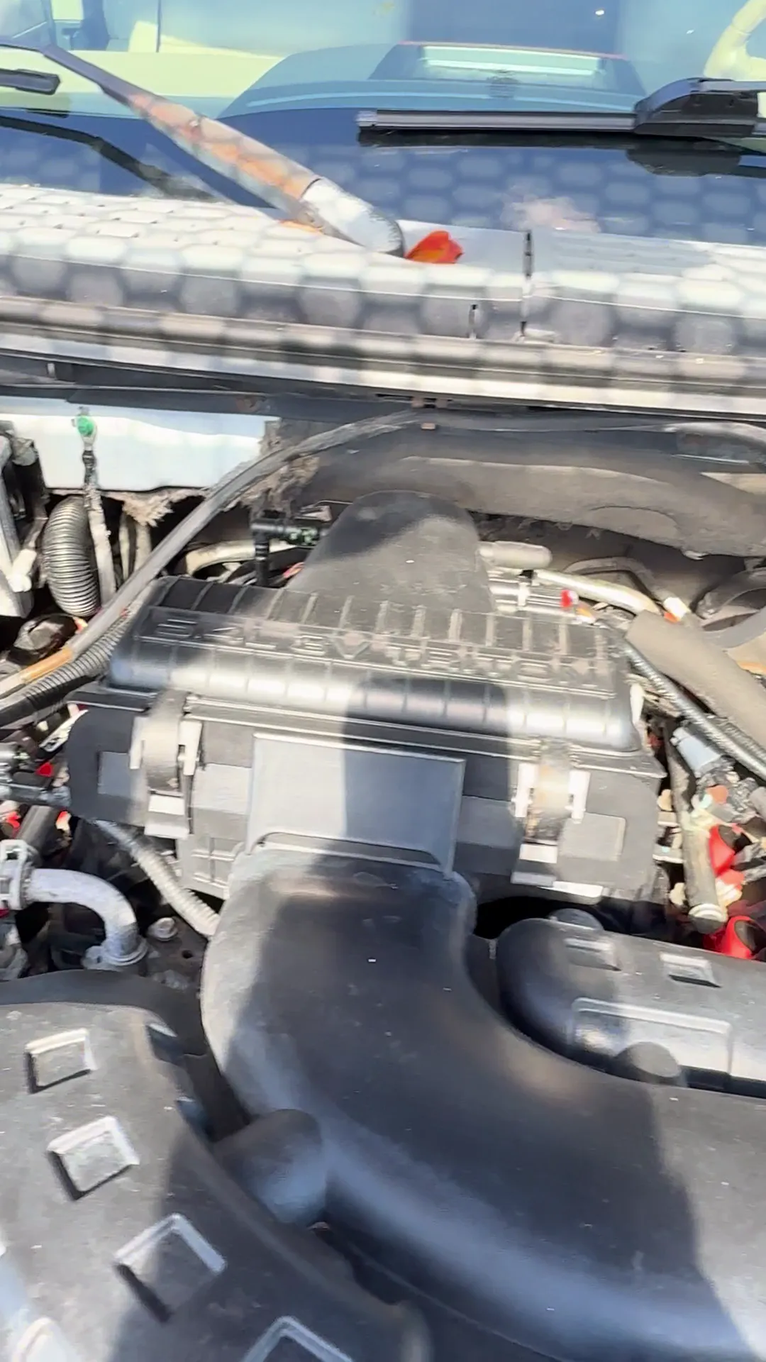 Engine bay of 2005 Ford F150 Super Cab Lariat Pickup 4D 6 1/2 ft