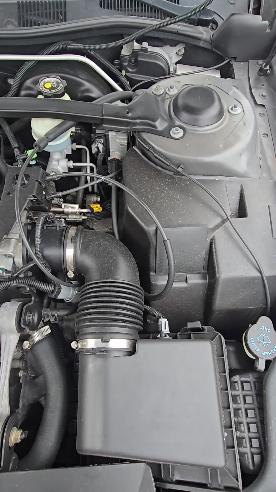 Engine bay of 1998 Cadillac DeVille Sedan 4D