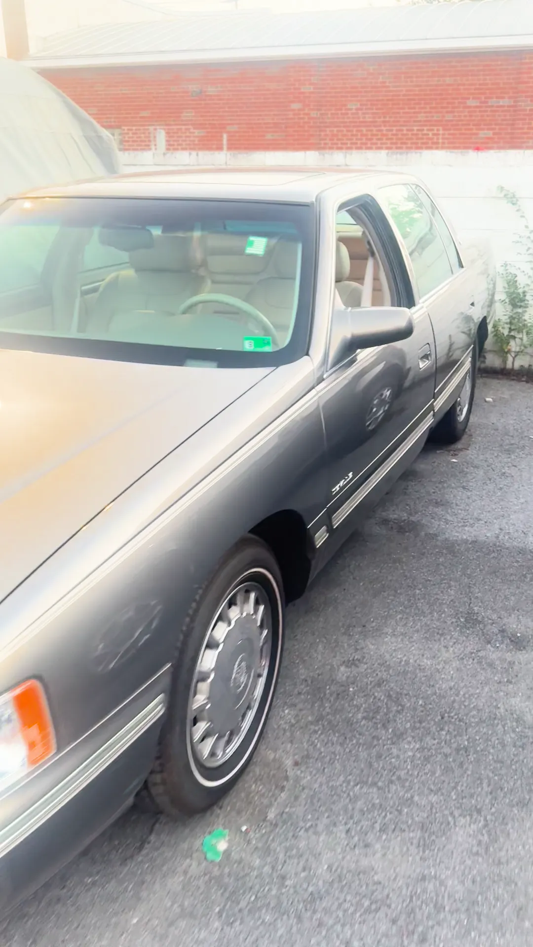 Walk-around of 1998 Cadillac DeVille Sedan 4D