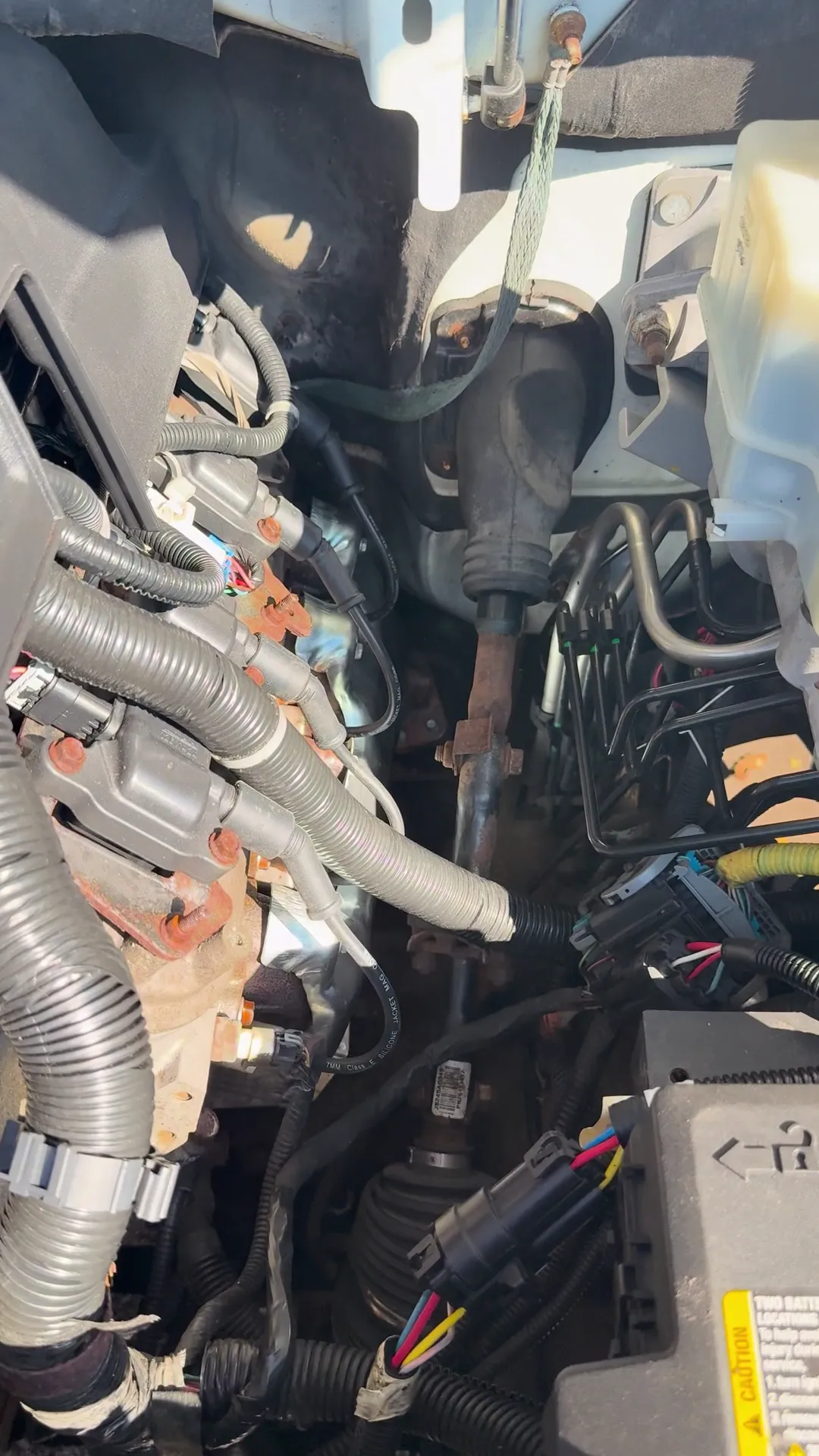 Engine bay of 2009 Cadillac Escalade Hybrid Sport Utility 4D