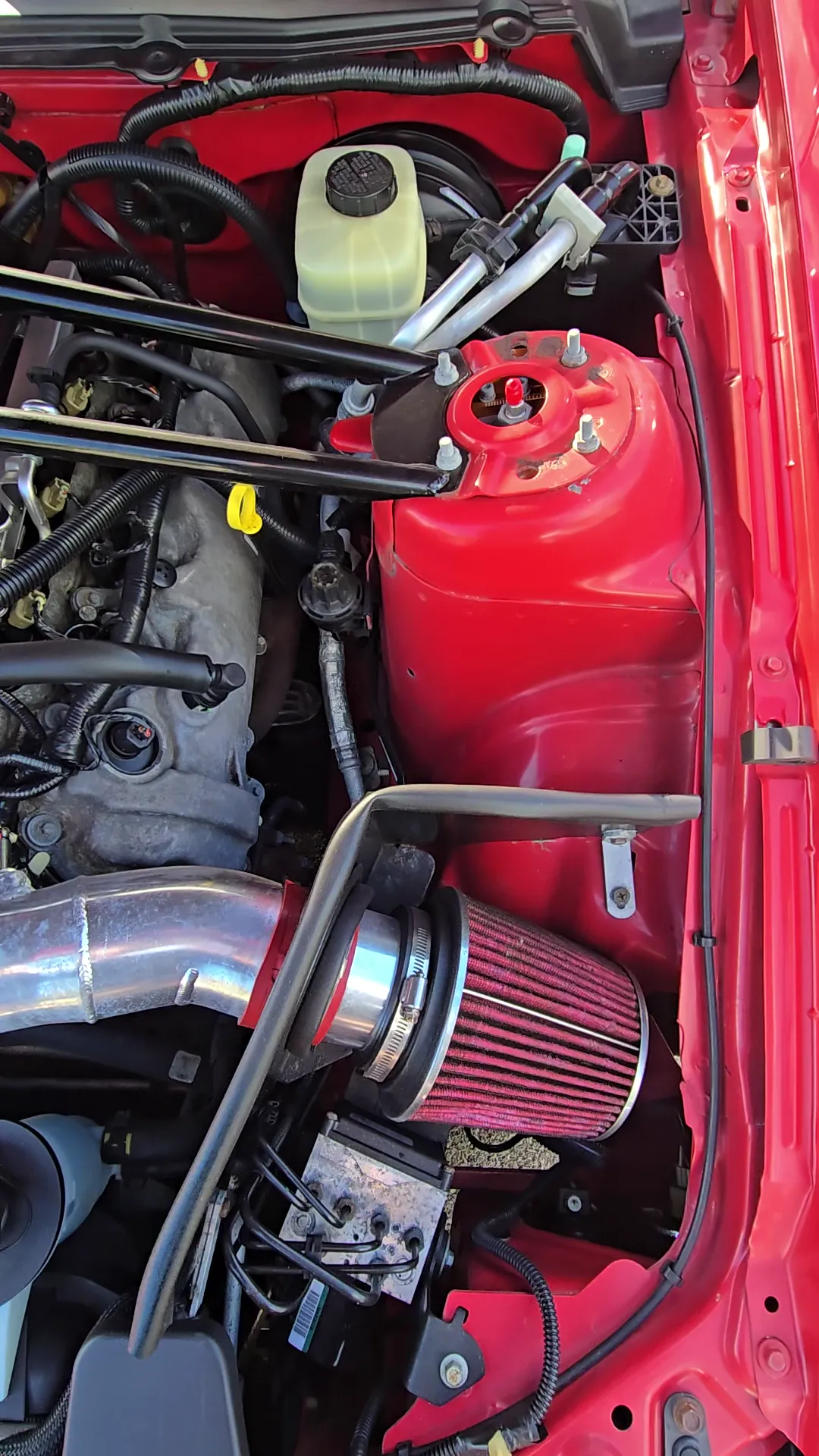 Engine bay of 2007 Ford Mustang GT Premium Convertible 2D